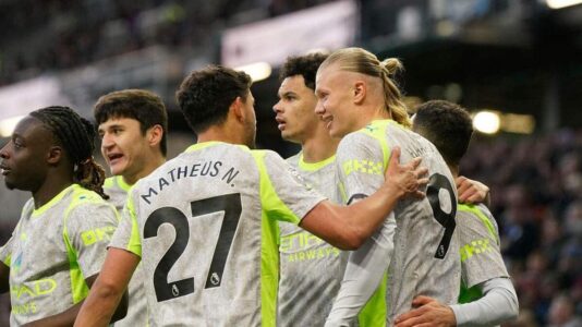 لاعبو مانشستر سيتي يحتفلون بهدف ضد بيرنلي في الدوري الإنجليزي