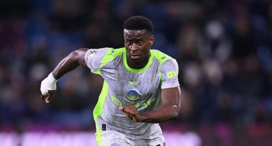 لاعب مانشستر سيتي مارك غويهي يركز على المباراة