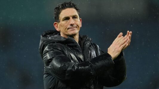 لاعبو كرة قدم يحتفلون بهدف في مباراة بالدوري الإنجليزي الممتاز