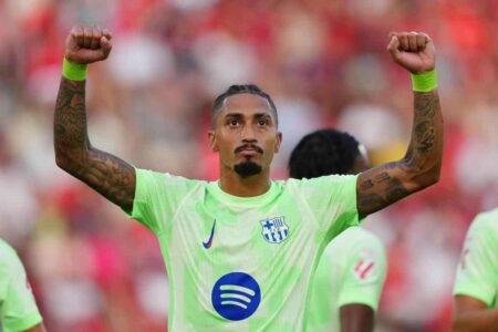 لاعب برشلونة رافينيا يعبر عن غضبه بعد مباراة ضد أتلتيكو مدريد