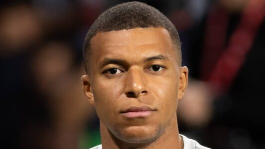 لاعبو ريال مدريد وجيرونا يتنافسون على الكرة في مباراة بالدوري الإسباني