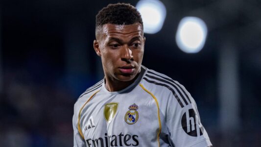 لاعبو ريال مدريد ومايوركا يتنافسون على الكرة في الملعب