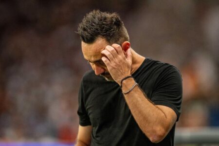 روبيرتو دي زيربي مدرب توتنهام يتحدث للاعبيه