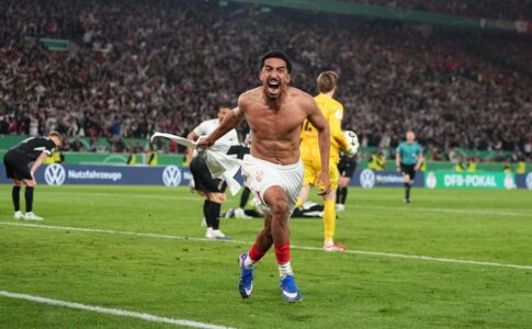 لاعب شتوتغارت توماس يحتفل بتسجيل هدف الفوز في مرمى فرايبورغ