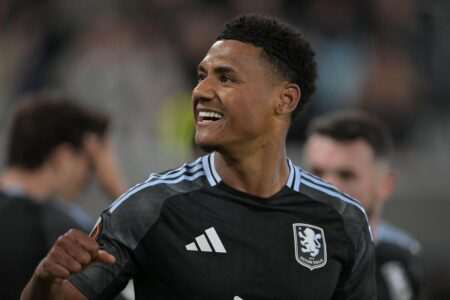 أولي واتكينز يحتفل بتسجيل هدف لأستون فيلا ضد بولونيا في الدوري الأوروبي