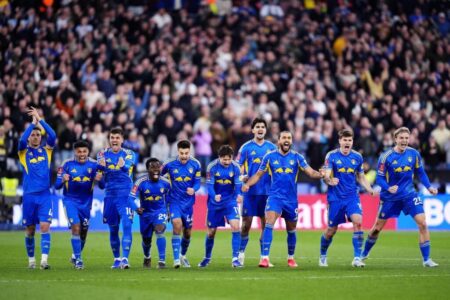 لاعبو وست هام وليدز يونايتد يتنافسون على الكرة في مباراة كأس الاتحاد الإنجليزي