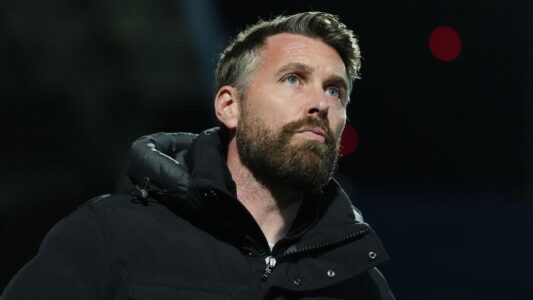 مدرب وولفرهامبتون روب إدواردز يتحدث إلى لاعبيه