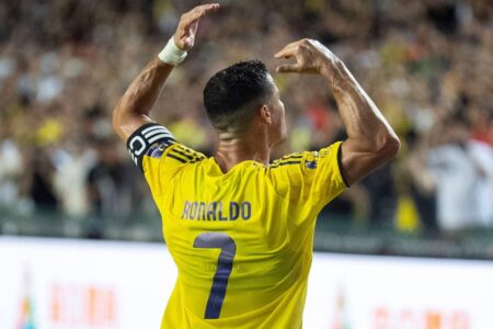 لاعبو القادسية والنصر يتنافسون على الكرة في مباراة بالدوري السعودي