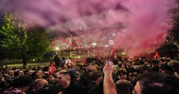 لاعبو أرسنال يحتفلون بفوزهم بلقب الدوري الإنجليزي الممتاز