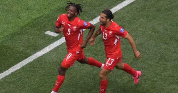 لاعبو منتخب سويسرا يحتفلون بتسجيل هدف في مرمى البوسنة والهرسك