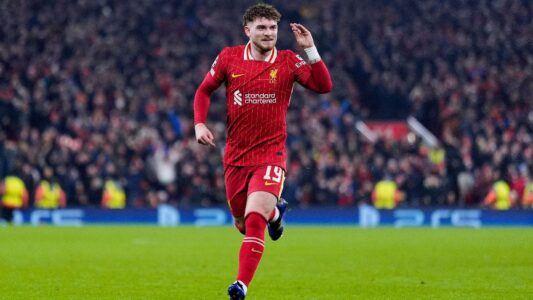 لاعب كرة القدم هارفي إليوت يرتدي قميص ليفربول