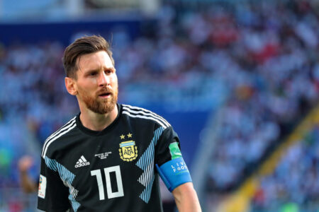 مدرب إسبانيا لويس دي لا فوينتي يتحدث خلال مؤتمر صحفي قبل نهائي كأس العالم 2026 ضد الأرجنتين بقيادة ليونيل ميسي.