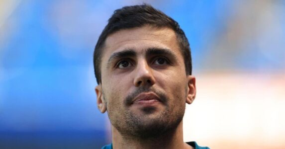 لاعب كرة القدم رودري يرتدي قميص برشلونة