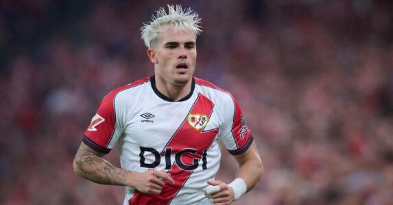 لاعب كرة القدم بيب تشافاريا يوقع عقدًا مع تشيلسي