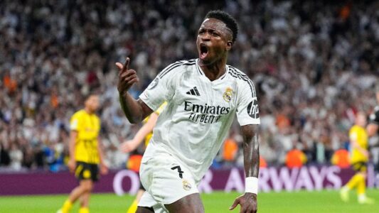 صورة للاعب كرة القدم فينيسيوس جونيور يرتدي قميص ريال مدريد