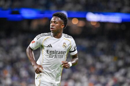 صورة للاعب كرة القدم فينيسيوس جونيور يرتدي قميص ريال مدريد