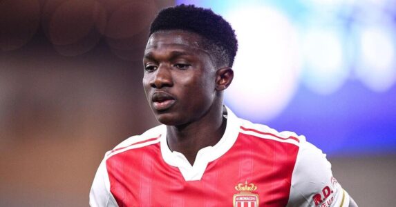 لاعب كرة القدم لامين كامارا يرتدي قميص تشيلسي