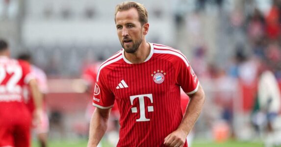 صورة لهاري كين لاعب بايرن ميونخ يحتفل بتسجيل هدف