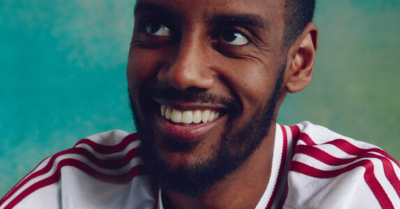صورة لألكسندر إيزاك لاعب ليفربول وهو يعاني من إصابة