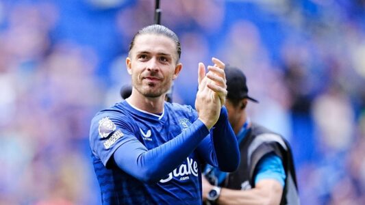 صورة للاعب كرة القدم جاك غريليش يرتدي قميص إيفرتون
