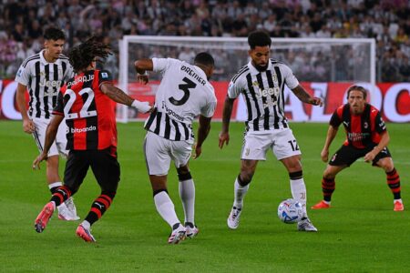 لاعب يوفنتوس فيديريكو جاتي يحتفل بتسجيل هدف التعادل ضد ميلان