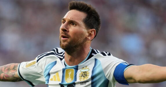ليونيل ميسي يرفع كأس العالم 2022 مع منتخب الأرجنتين