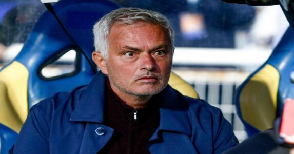 جوزيه مورينيو مدرب ريال مدريد يعبر عن غضبه خلال مباراة