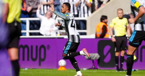لاعب نيوكاسل جيكوب رامزي يحتفل بتسجيل هدف التعادل ضد بورنموث