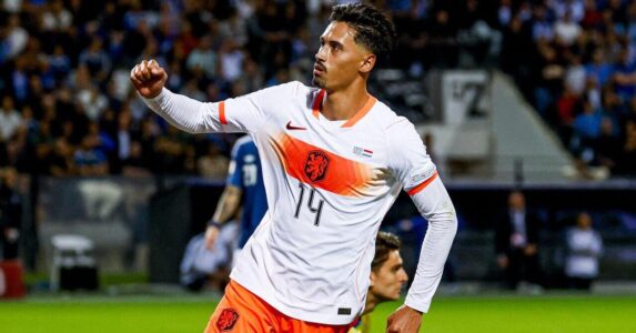 لاعبو هولندا يحتفلون بهدف التعادل في دوري الأمم الأوروبية